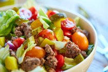 Гарбузовий салат з фаршем, салатом, помідорами, грибами та сиром — стокове фото