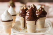 Шоколадный зефир в рожках мороженого с шоколадной глазурью — стоковое фото
