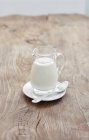Крупный план вкусного молока в стеклянном кувшине — стоковое фото