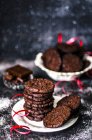 Chocolate cookies with red ribbon on plate — Foto stock