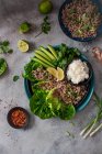 Вьетнамский салат из свинины с чили, лаймом и кориандром — стоковое фото