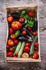 Colheita de verão legumes na caixa — Fotografia de Stock
