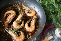 Креветки, приготовленные на сковороде с чили и чесноком — стоковое фото