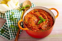 Bulgur bolognais végétarien dans une casserole — Photo de stock