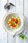 Картофельные клецки с помидорами и соусом из чипотла — стоковое фото
