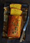 Крупним планом знімок смачного кукурудзяного хліба з чебрецем — стокове фото