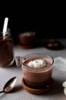 Gros plan de délicieux chocolat chaud — Photo de stock