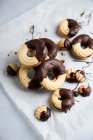 Biscuits au sucre avec glaçage au chocolat sur papier sulfurisé — Photo de stock