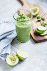Ein grüner Smoothie mit Gurken und Limetten — Stockfoto