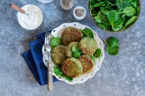 Spinach pancakes with cottage cheese syrniki from above — Stock Photo