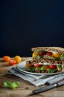 Сэндвичи со сливочным сыром, помидоры черри и базилик — стоковое фото