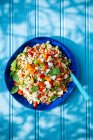 Summer orzo pasta, feta cheese, basil, tomatoes and peppers salad with olive oil — Stock Photo