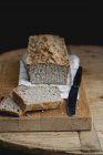Primer plano de delicioso trigo sarraceno sin gluten y pan de mijo - foto de stock