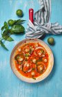 Томатний соус з базиліком і помідорами — стокове фото