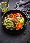 Herbal pesto pasta with vegetables, chickpeas and mock duck, vegan duck based on wheat protein — Stock Photo