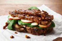 Marinated Lupini Bean Tempeh open-faced sandwich with sliced apple, spinach and grilled onions — Stock Photo