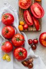 Свіжі помідори на дерев'яному фоні — стокове фото