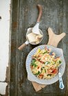 Спагетти с креветками, оливковым маслом, пармезаном и помидорами — стоковое фото