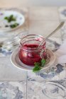 Hausgemachte frische Kirschmarmelade in einem Glas auf einem hölzernen Hintergrund — Stockfoto