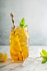 Домашній освіжаючий солодкий крижаний чай з лимоном — стокове фото