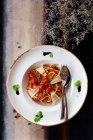 Спагетти с томатным соусом и сыром пармезан — стоковое фото