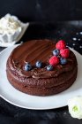 Chocolate cake with ganache and fresh berries — Fotografia de Stock