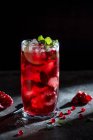 Cocktail di mojito al melograno con succo di melograno, rum bianco, sciroppo di zucchero, lime e menta — Foto stock