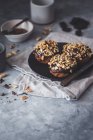 Веганські пончики з карамельною начинкою, шоколадним ганашем та арахісом — стокове фото