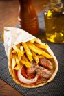 Giroscopi di maiale greco in pita con patatine fritte — Foto stock