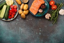 Філе риби сирого лосося, свіжі овочі та трави - інгредієнти для приготування здорового харчування — стокове фото