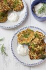 Zucchini-Krapfen, Joghurt und Dill — Stockfoto