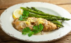 Lemon chicken with green asparagus — Stock Photo