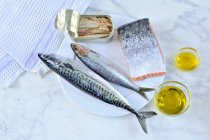 Крупным планом вкусное рыбное и оливковое масло (против старения) — стоковое фото