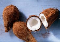 Nahaufnahme von köstlichen Kokosnüssen, ganz und halbiert — Stockfoto