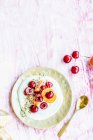 Yogurt con semi di canapa, ciliegie e pesca — Foto stock