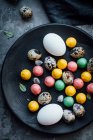 Пасхальні яйця з шоколадними цукерками. — стокове фото