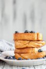 Tostadas francesas con arándanos frescos - foto de stock