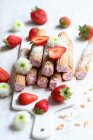 Waffelröllchen gefüllt mit Erdbeercreme — Stockfoto