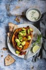 Jacke Süßkartoffeln gefüllt mit veganem Chili — Stockfoto