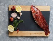 Pesce rosso, tortino di Ballan crudo fresco pronto per essere cucinato — Foto stock