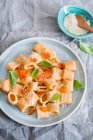 Pasta with bell peppers, creamy sauce and basil — Stock Photo