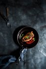 Жареная куриная грудка в остром маринаде — стоковое фото
