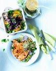 Куриная грудка с горохом, рисовый салат со свеклой и апельсином и смузи — стоковое фото