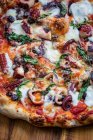 Plan rapproché de délicieuses pizzas grillées avec pieuvre — Photo de stock