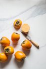 Nahaufnahme köstlicher Persimmons auf Marmor — Stockfoto