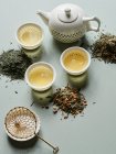 Vari tipi di tè verde giapponese come foglie di tè e prodotta — Foto stock