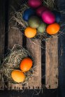 Uova di Pasqua colorate con coloranti organici nel nido — Foto stock