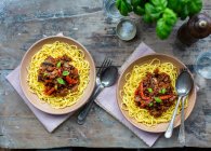 Espaguetis con pimienta y salsa de carne picada - foto de stock
