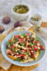 Salat mit Feigen, Birnen und Schimmelkäse — Stockfoto
