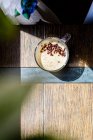 Эспрессо со сливками и какао в стеклянной чашке — стоковое фото